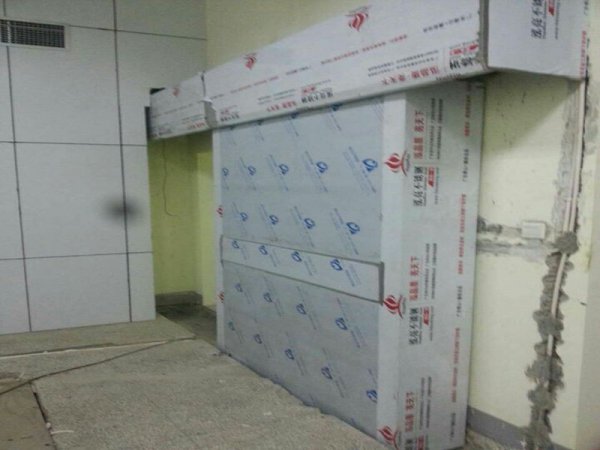 直线加速器防中子门